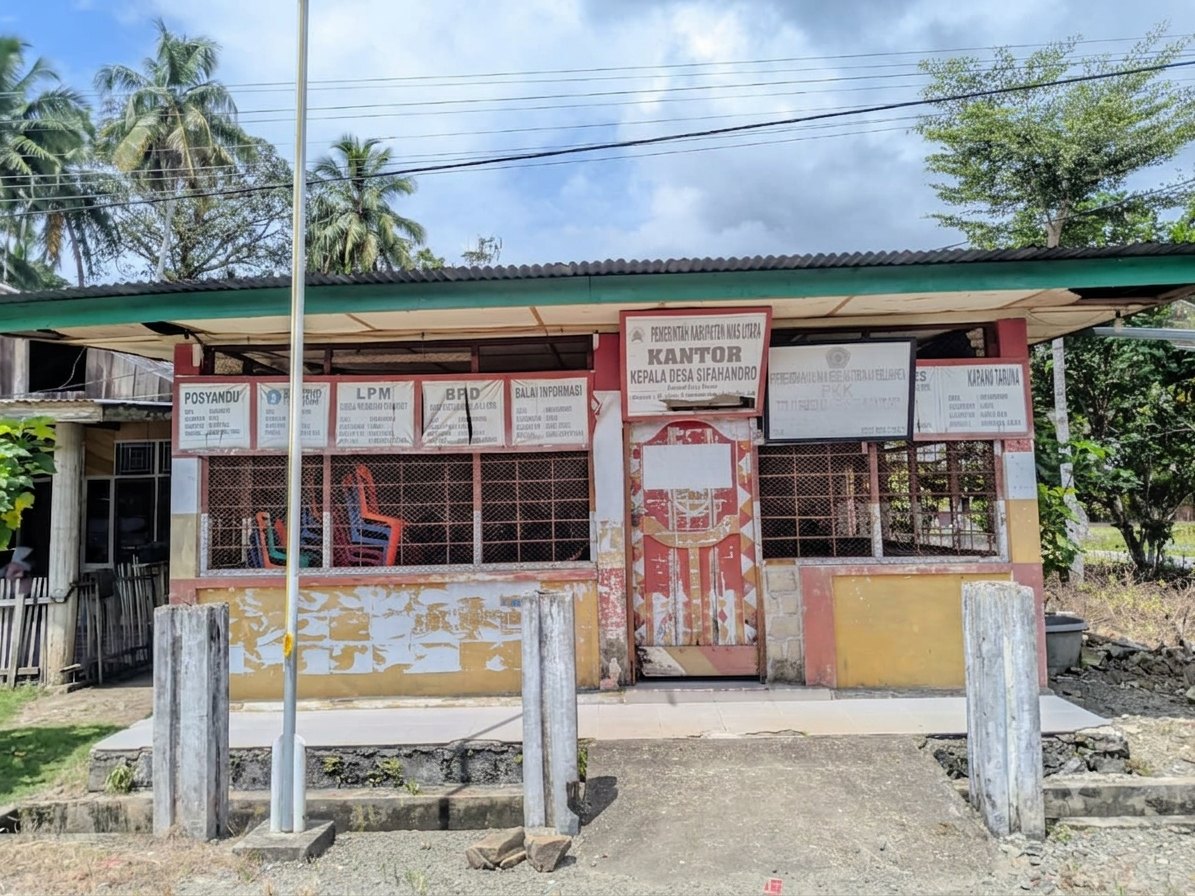 Kantor Kepala Desa Sifahandro